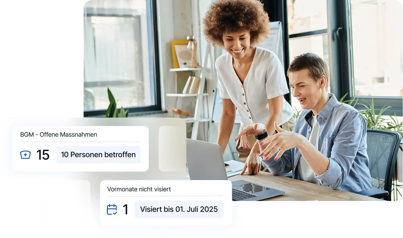 Zwei Kollegen arbeiten zusammen